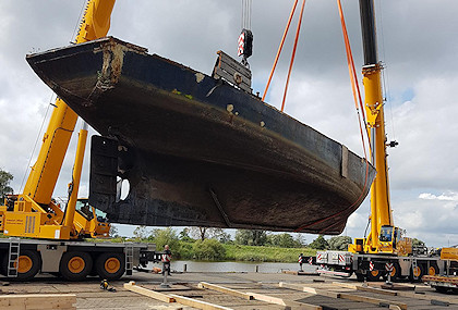 Der Rumpf der 'Illusion' wird aus dem Wasser gehoben Der Rumpf der 'Illusion' wird aus dem Wasser gehoben