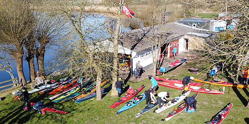 Kajaks auf dem Vereinsgelände