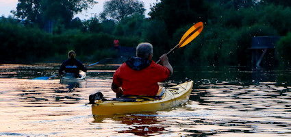 Kajaks auf der Stör in der Abenddämmerung